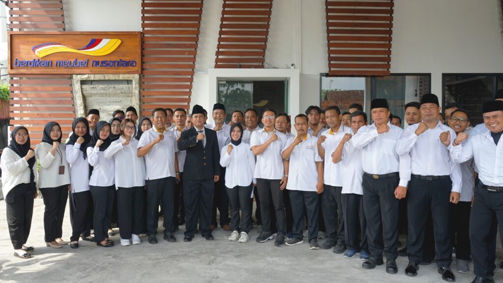 PT Berdikari Meubel Nusantara menyelenggarkan Upacara Peringatan Hari Pahlawan